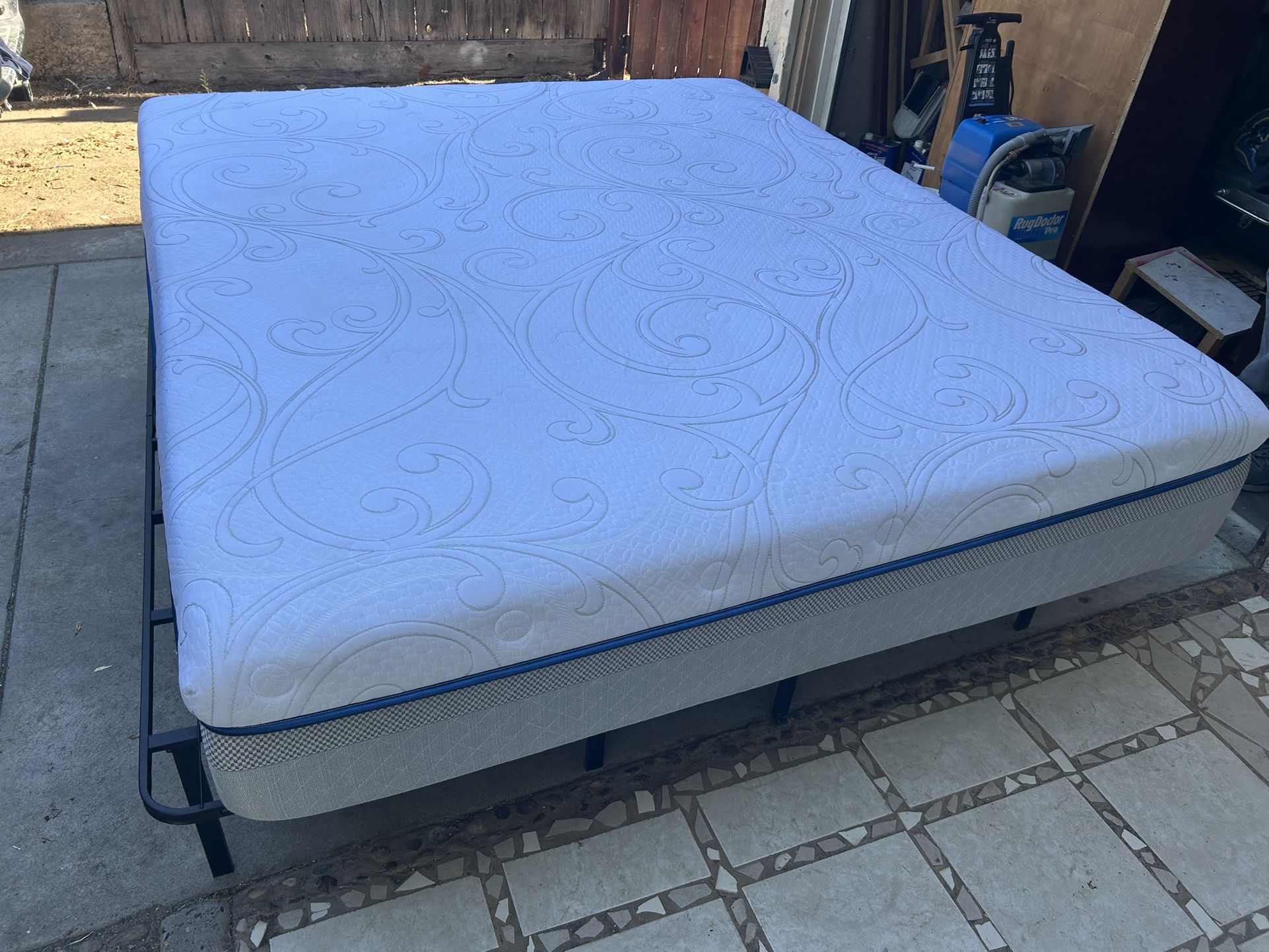 COLCHÓN CAL KING SIZE MEMORY FOAM 12” DE GRUESO USADO PERO COMO NUEVO MUY LIMPIO Y COMFORTABLE