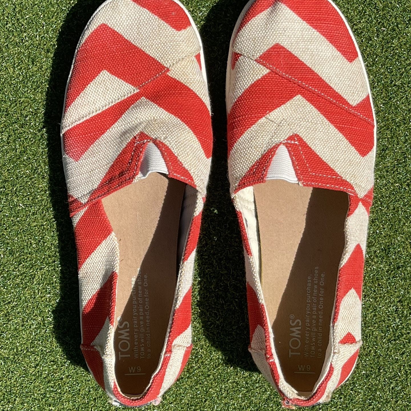 **PRICE REDUCED**Women’s TOM’S Zig-Zag Classic Espadrilles Slip On Shoe Size 9