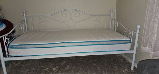 Daybed w/mattress (like new)