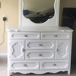 Dresser w/mirror