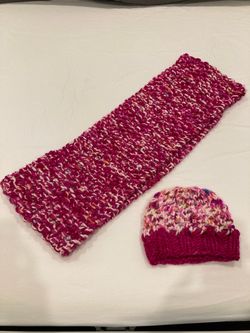 Women’s hand knitted cowl/Circle Scarf & matching hat like new