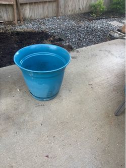 20x20 plastic blue planter pot with bottom tray