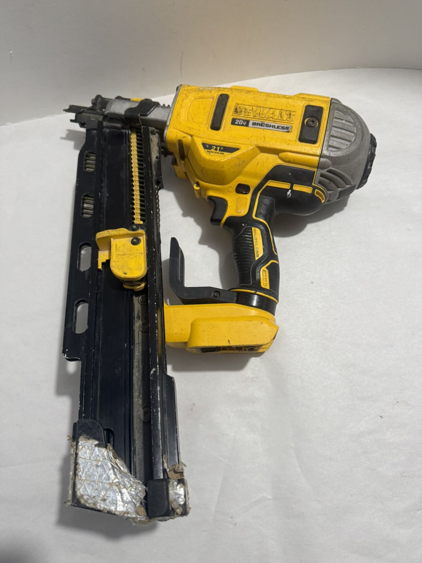 DeWalt 20V MAX* 21-degree Plastic Collated Cordless Framing Nailer (DCN21PL