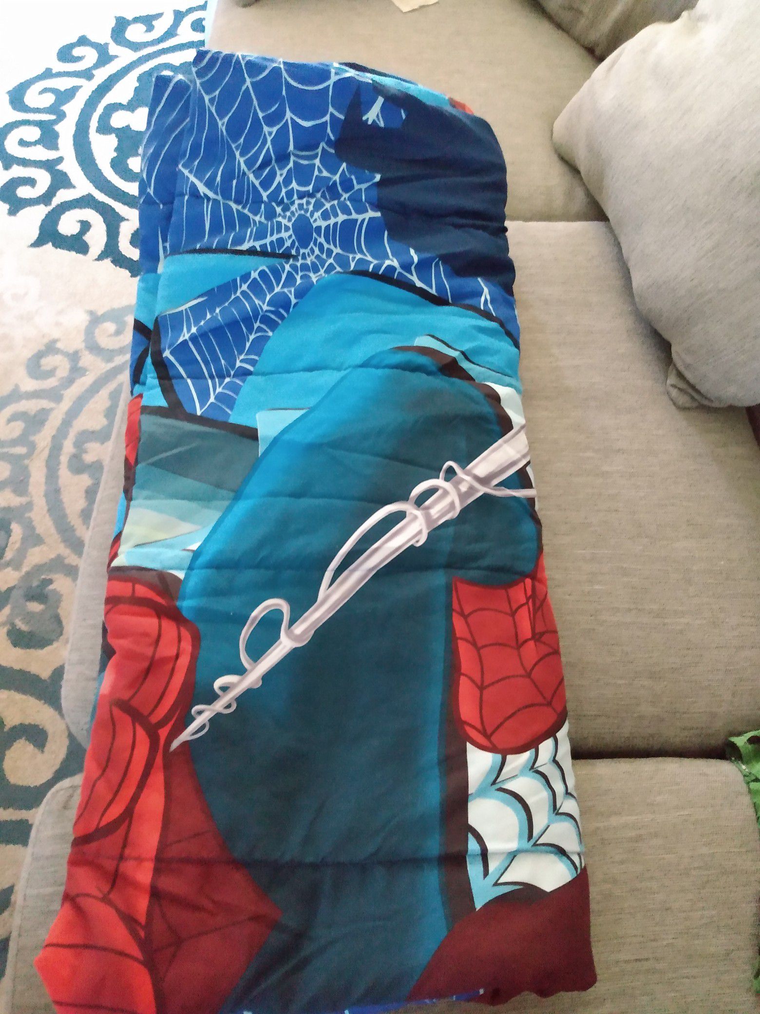 Spiderman twin set, bedspread, pillow, pillowcase, small pillow and pajamas. a total of 7 pieces.