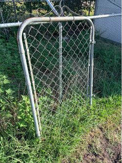 pedestrian chain-link fence gate