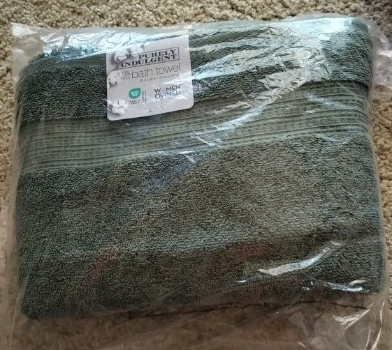 Bath towel with tag/ 100 % cotton/ 30 × 58 inches/ new with tag/ see discription 👍👍