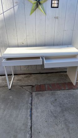 A student desk with two drawers. All measurements are on the picture in great condition.