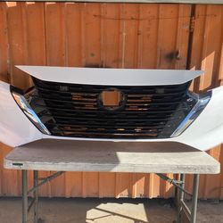 Front bumper Nissan Sentra with grill  OEM  2024-2025 used  good condition