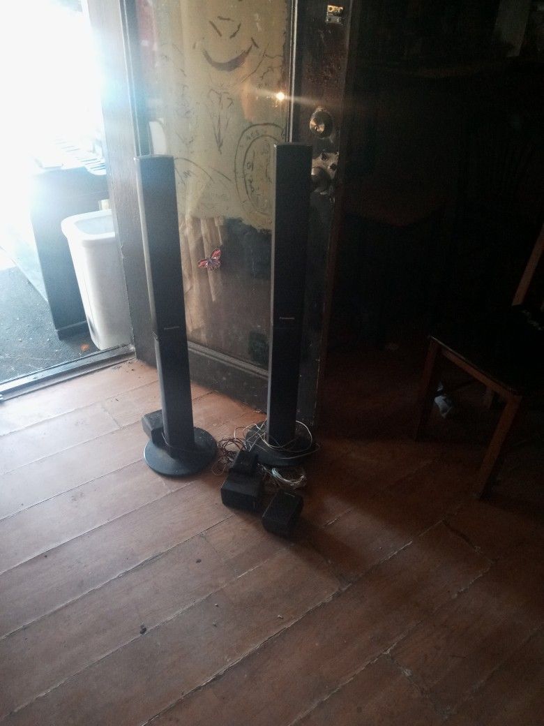 Panasonic Tower Surround Sound Speakers With 4 Small Speakers