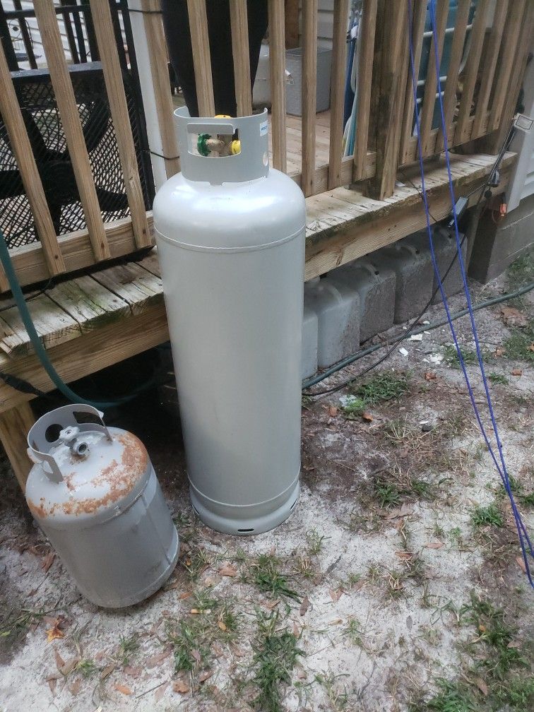 100lbs Propane Tank