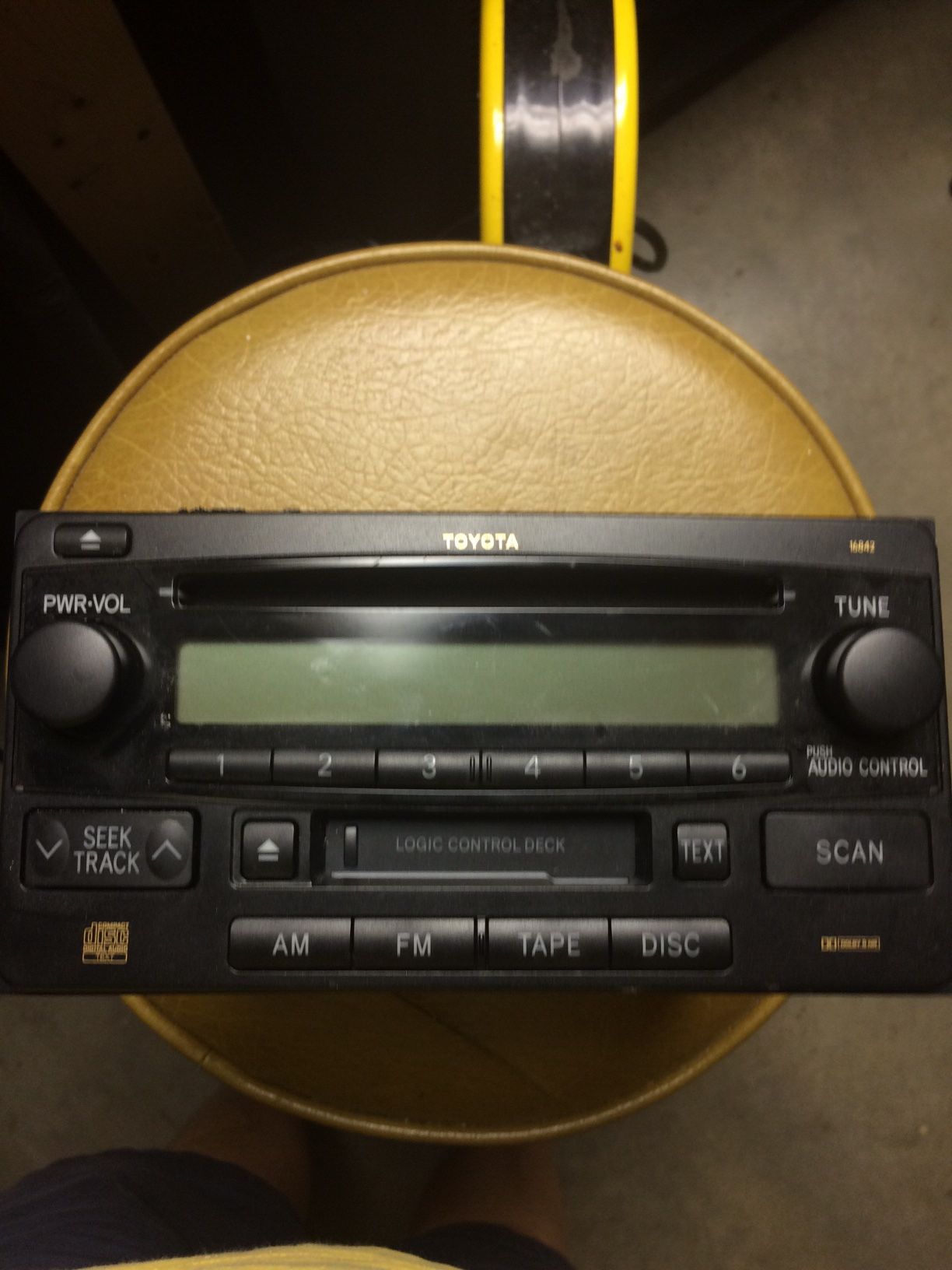 2007 Toyota Highlander Tape Deck/CD Player with 6 Programmable Radio Stations