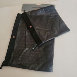 Victorinox Swiss Army Leakproof Travel Pouch Set (Large & Extra Large). 
New, with tags. Please see photos for details. UPC 10.
Dimensions 1