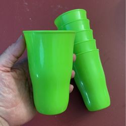 6 Green Plastic Cups