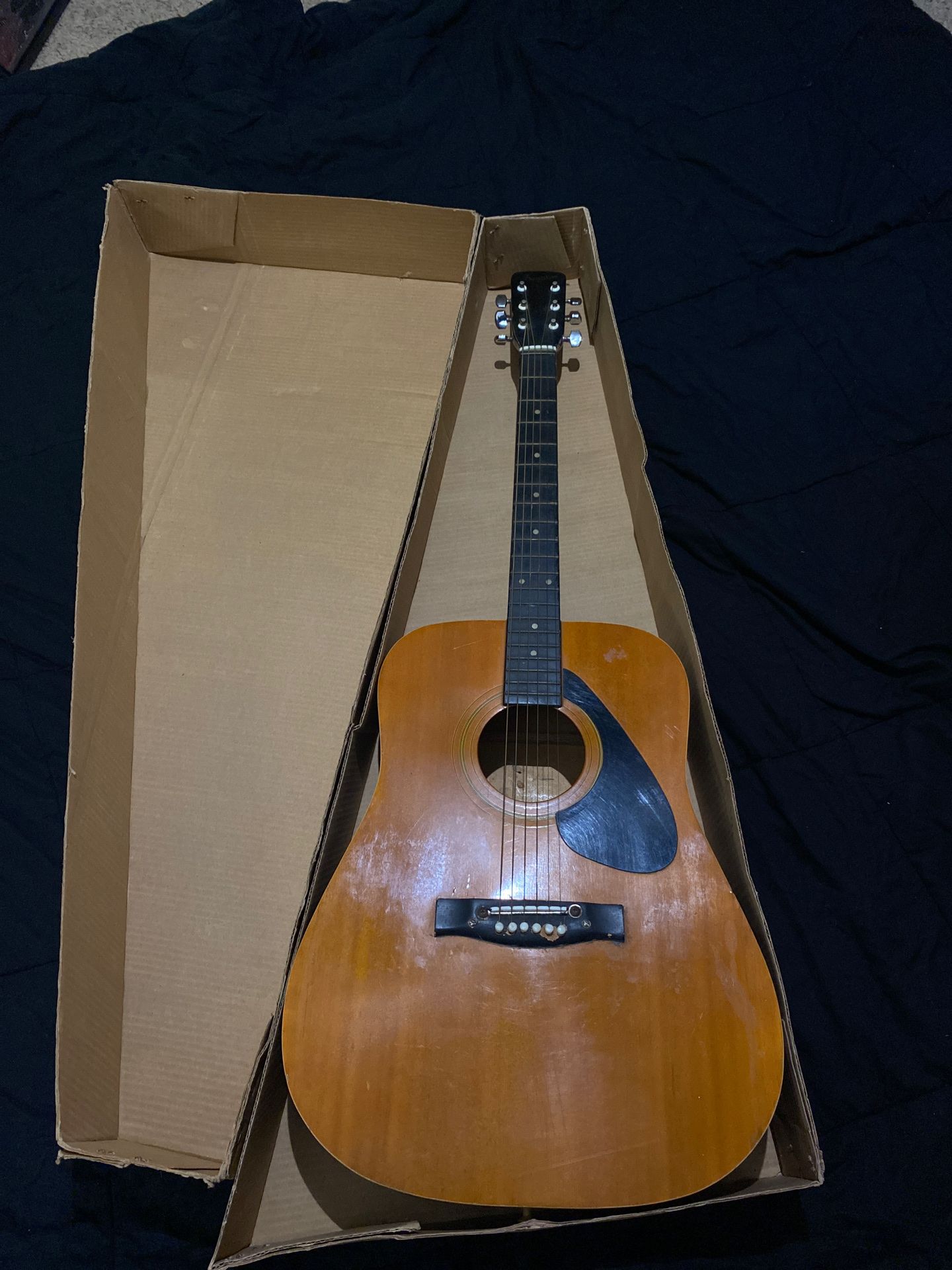 Acoustic guitar sungeum