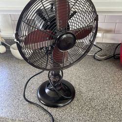 Vintage-Style Metal Desk Fan – Deco Breeze Retro (Excellent Condition)