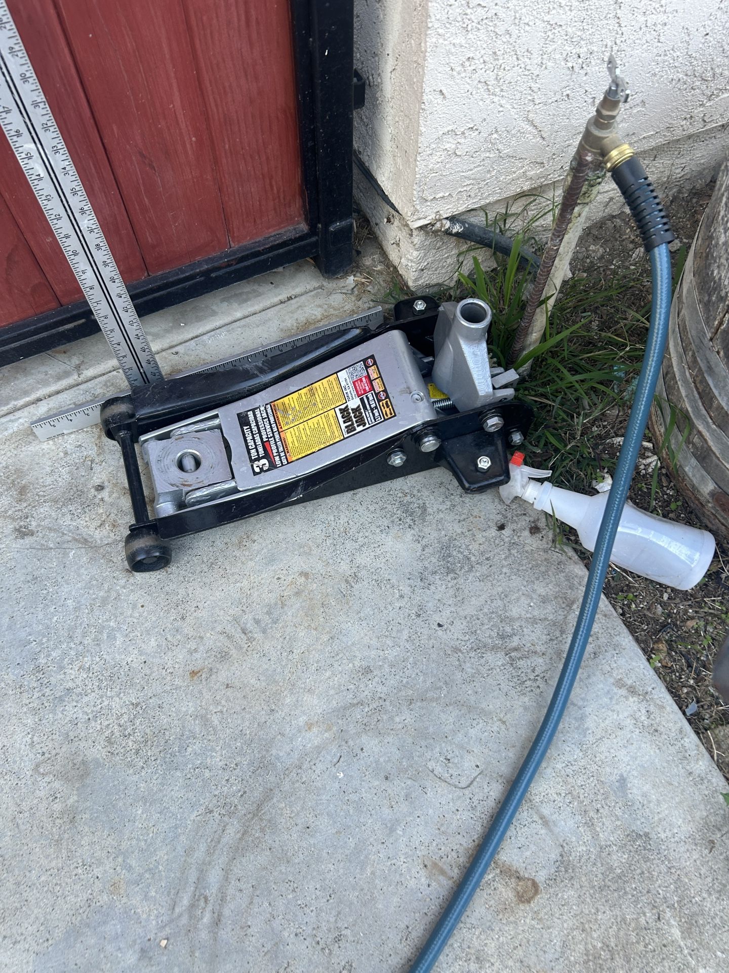 Black Jack 3 Ton Floor Jack. MISSING HANDLE