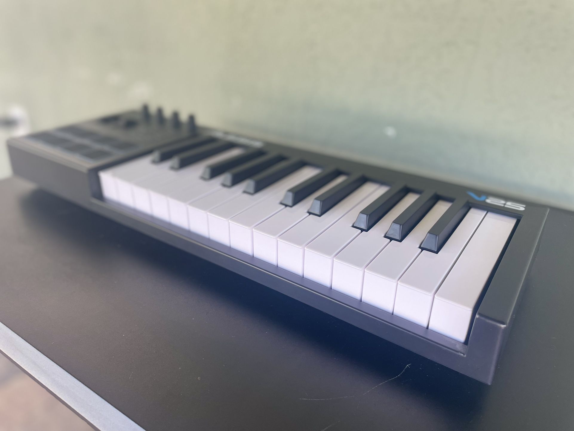 Alesis V25 25-Key USB MIDI Keyboard Controller with Pedal