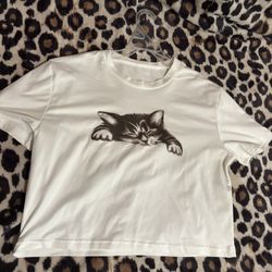 White tshirt with sleepy cat