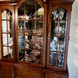 Thomasville Hutch, Table W/6 Chairs, 2 Leafs Abd Buffet Cabinet