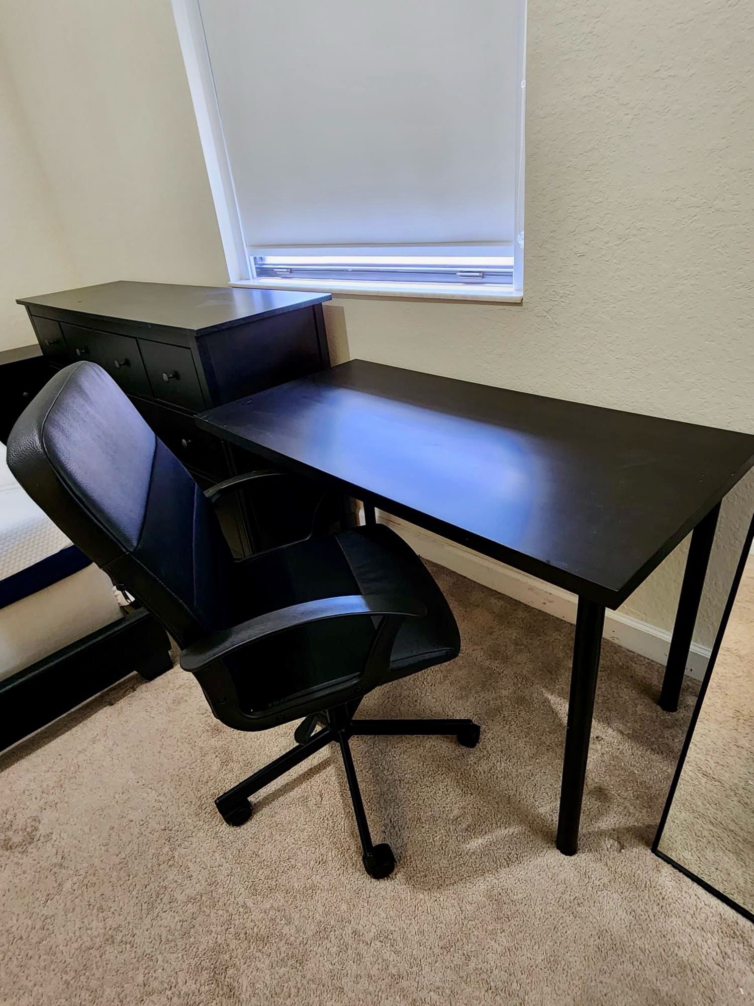 Desk table and chair combo. Excellent Condition. Litter Used. Combo mesa de escritorio con silla.
