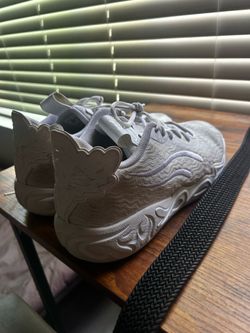 Lamelo puma basketball shoes (9.5)