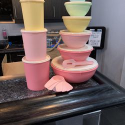 Pampered chef kids mixing bowls and measuring cup set for Sale in Surprise,  AZ - OfferUp