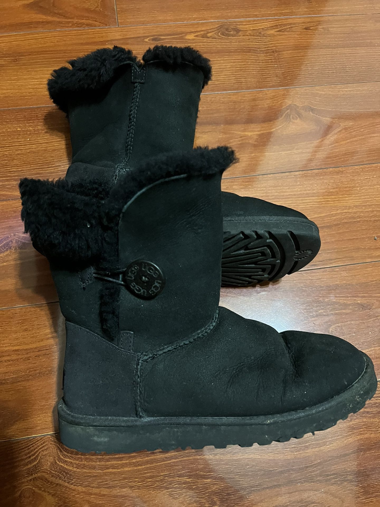 UGG boots Size W7 Women Black Color