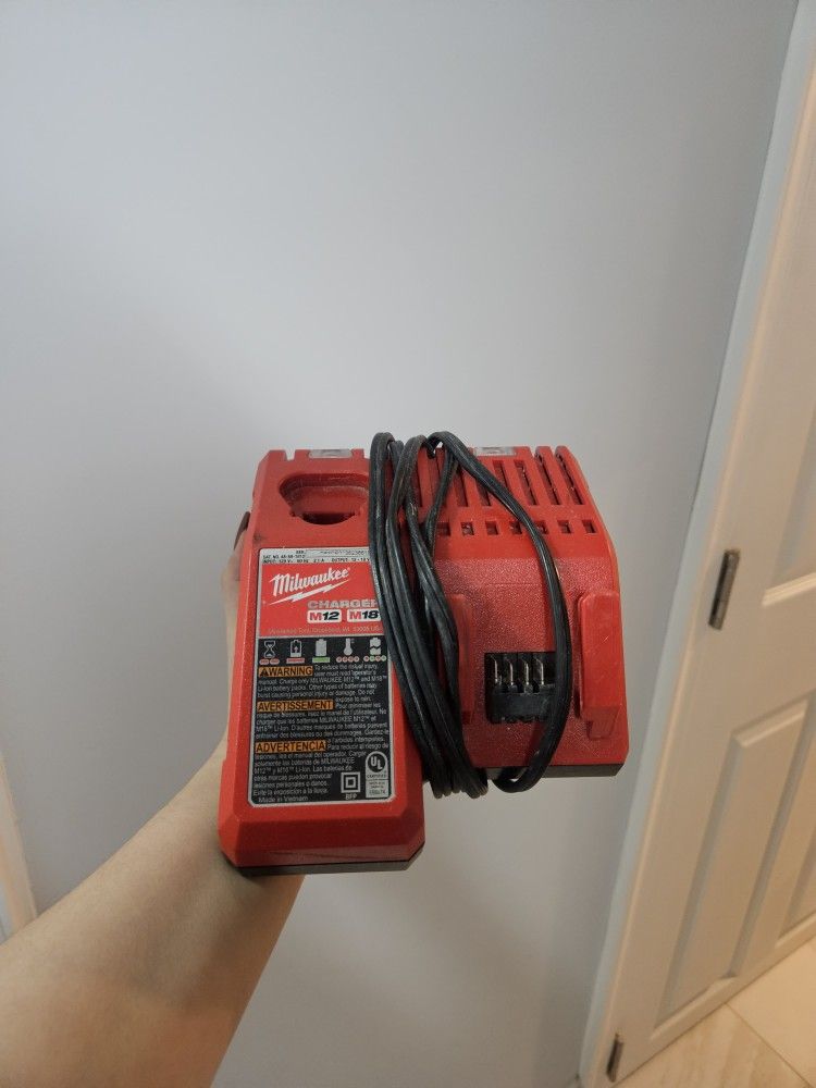 Milwaukee M12/M18 battery charger
