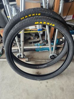 Maxxis 29in bike tires Hookworm in great shaoe