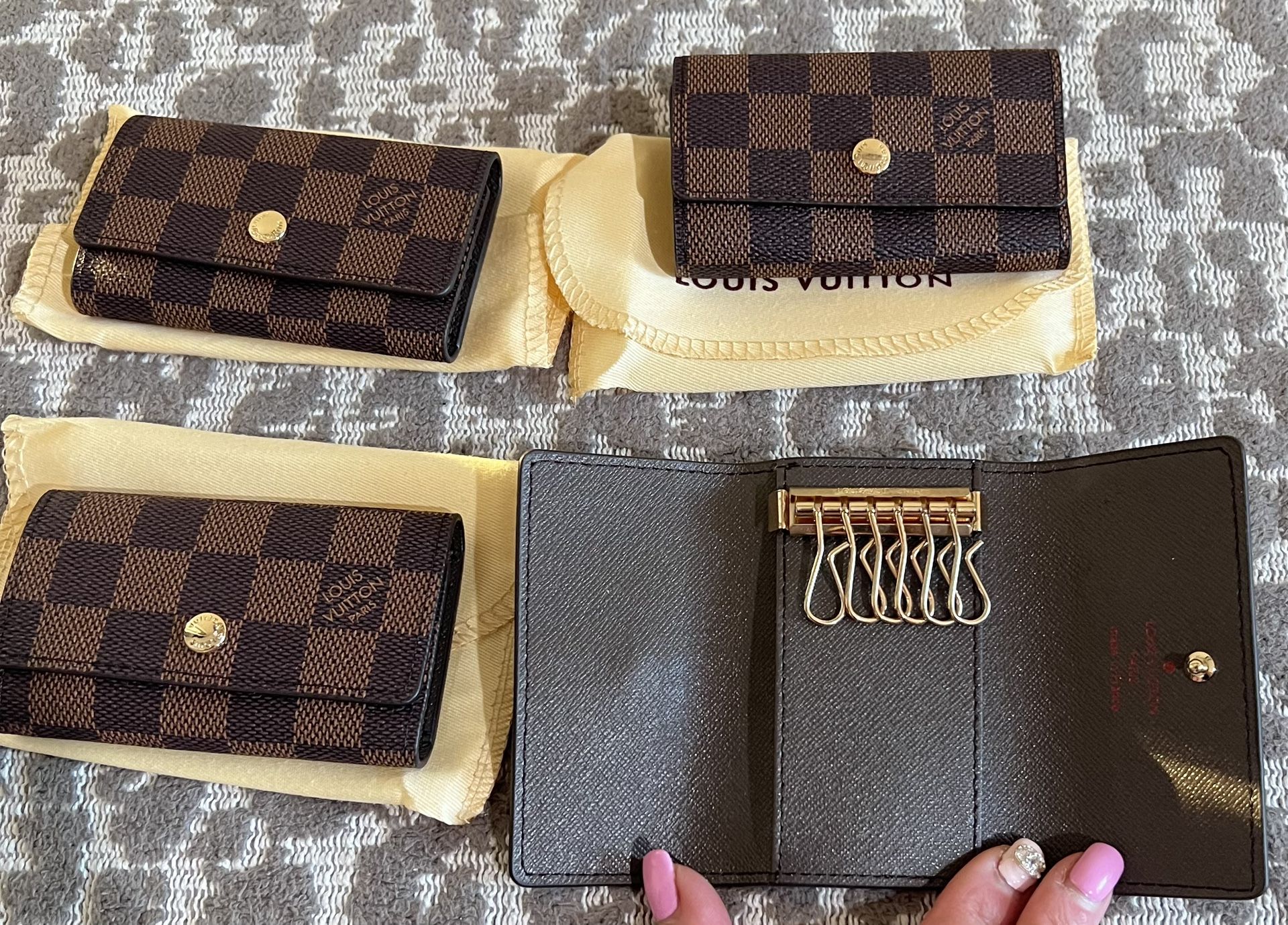 Louis Vuitton Keychain Wallet for Sale in Sea Cliff, NY - OfferUp