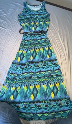 Long dress Sz Med has slits on both sides really cute great shape