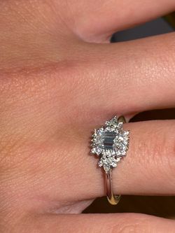 BEAUTIFUL MOISSANITE SIZE  7 EMERALD CUT STONE RING W/ GRA DOCUMENTATION!!