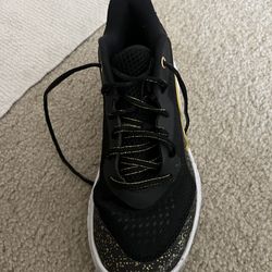 Basketball shoes