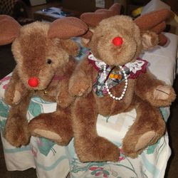 Sitting Bear Couple