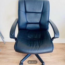 Realspace Ruzzi Mid-Back Managerial Chair - Used - GREAT CONDITION