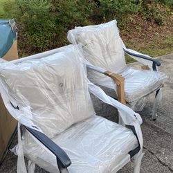 2023 New Patio Chairs! 4 To The Set With Pillows Great Set!!