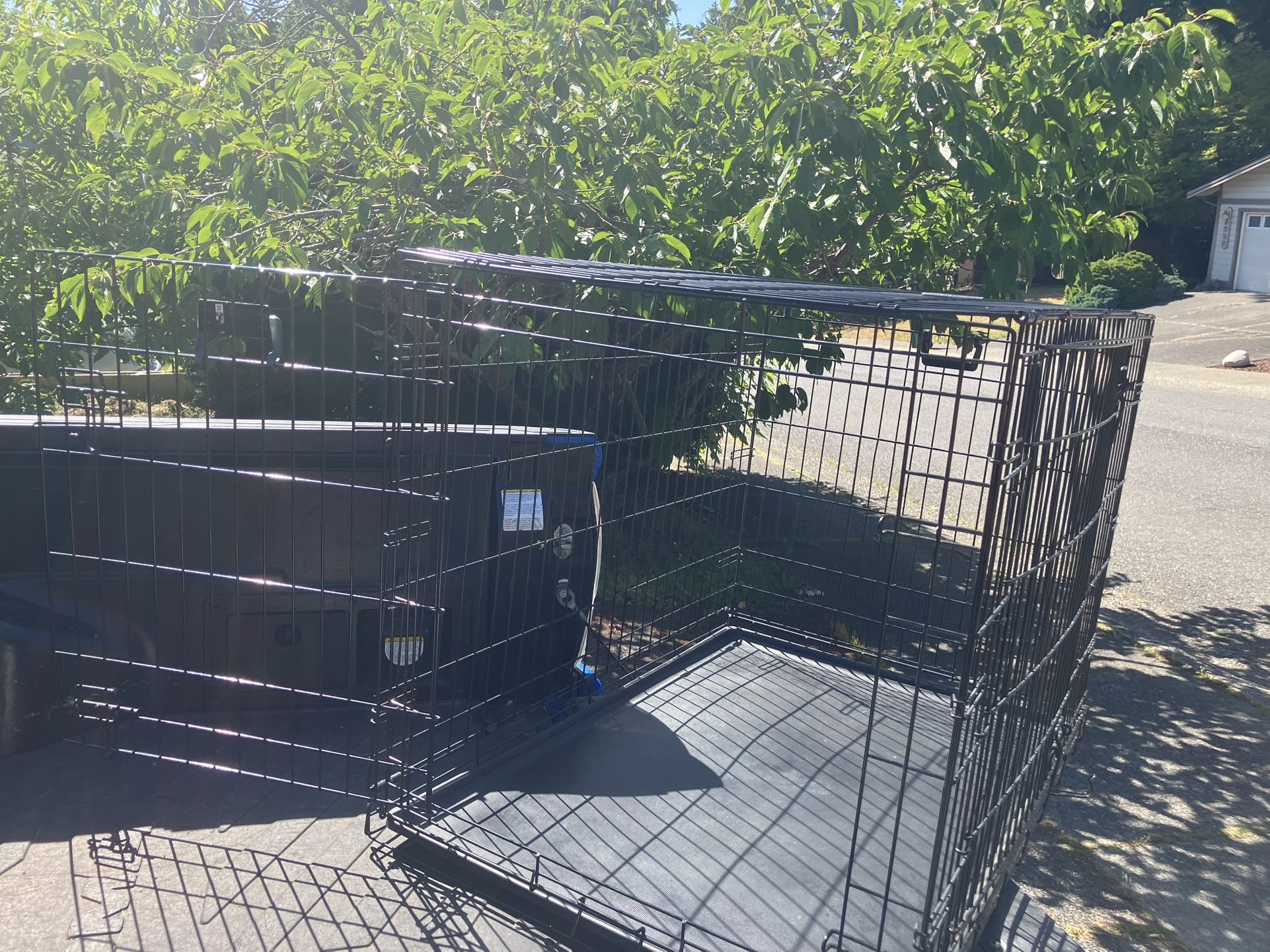 XL Large Dog Kennel Crate Collapsible Like In Good Condition 42" L by 28" W by 33" H
