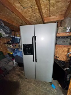FRIGIDAIRE SIDE BY SIDE REFRIGERATOR $300 OBO