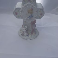 Precious moments “Jesus Loves Me” 1993 Licensee Enesco Corporation figurine