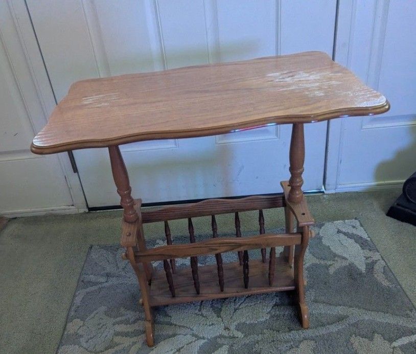 SMALL VINTAGE END TABLE/ MAGAZINE HOLDER