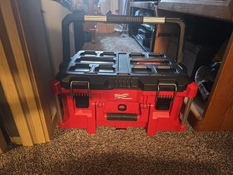 Milwaukee pack out  tool box with handle