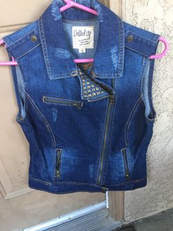 Dolled up women’s sleeveless jean jacket size m