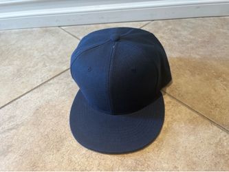 Unisex adjustable cap. 80% acrylic, 20% wool.