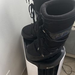 Black Real Moon Boots