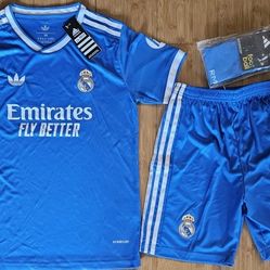 2025 real madrid Third kids size
Full kit
Comes with jersey, shorts and socks 

Size available:
#22 5/6 years old
#24 6/8