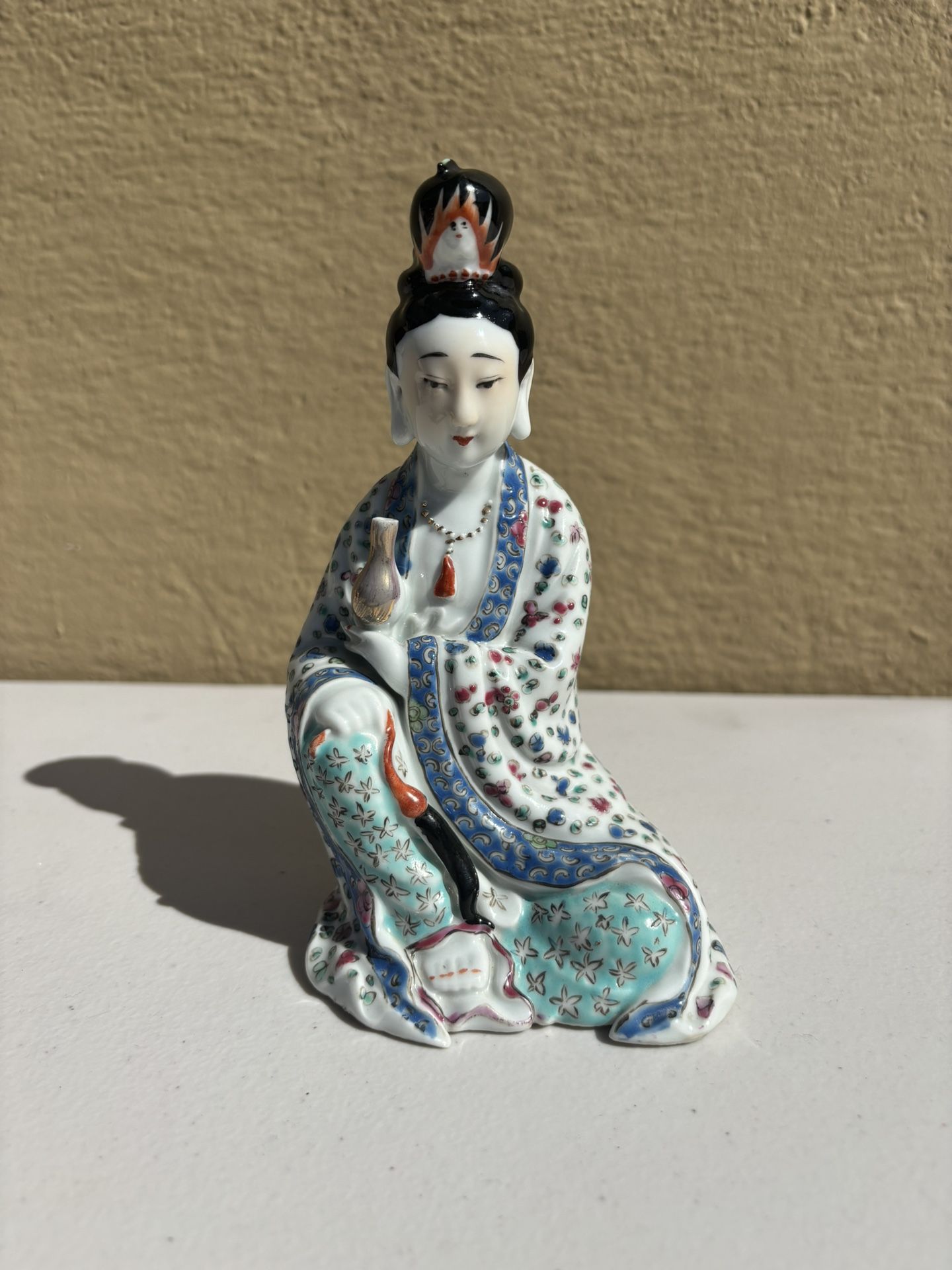 Chinese Famille Rose Sitting Guanyinn Porcelain Vintage Rare