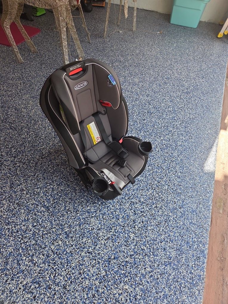 Graco Slimfit 3-in-1 Convertible Car Seat.Model 2022