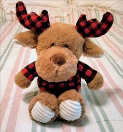 Moose w/rattle, crinkle sounds