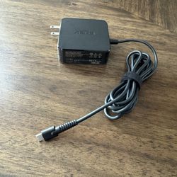 65W USB-C fast charger for laptops. Compatible with USB-C fast charging.