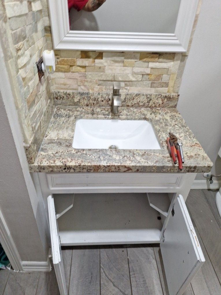 2 Lavatorys With Granit No Cabinet